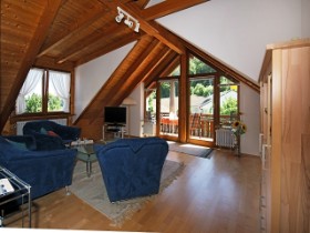 gro&szlig;es Wohnzimmer, Zugang zum Balkon